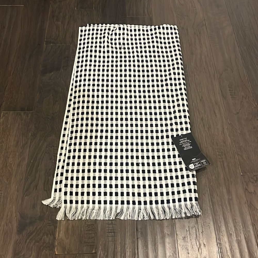 DKNY Monet Oversized Beach Towel Black and White new 36”x68”